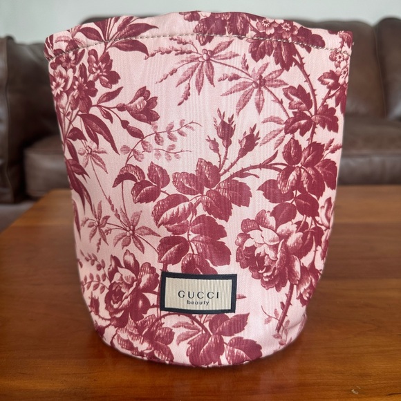 *SOLD* Gucci Beauty Limited Edition Vintage Print Bag - Picture 3 of 8